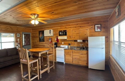 Fredericksburg Apartment | Guest Rated 10/10: The Siesta Cabin - Pet Friendly Retreat