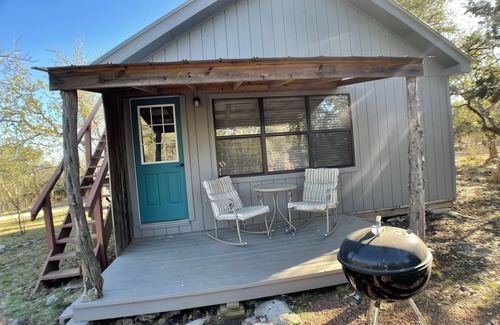 Fredericksburg Apartment | Guest Rated 10/10: The Siesta Cabin - Pet Friendly Retreat