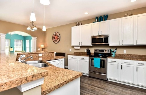 Greer House | Discover Greer: 6BR Home Near Downtown & GSP with Breakfast