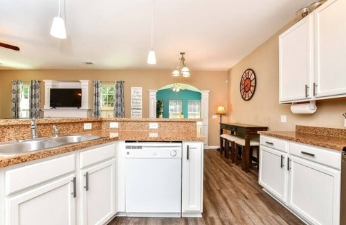 Greer House | Discover Greer: 6BR Home Near Downtown & GSP with Breakfast