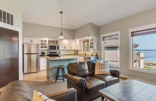 Nisswa Condo | Inviting Gull Lake Retreat with Pool and Ocean Views