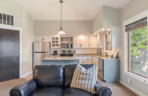 Nisswa Condo | Inviting Gull Lake Retreat with Pool and Ocean Views