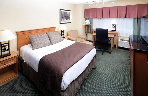 Kalispell Hotel | Cozy Retreat: Pool, Pet-Friendly & Close to Kidsports Park