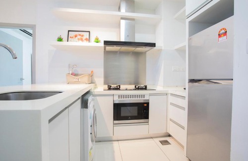 Kampung Sembulan Baru Apartment | Relaxing Retreat at Sutera Avenue with Pool & Breakfast