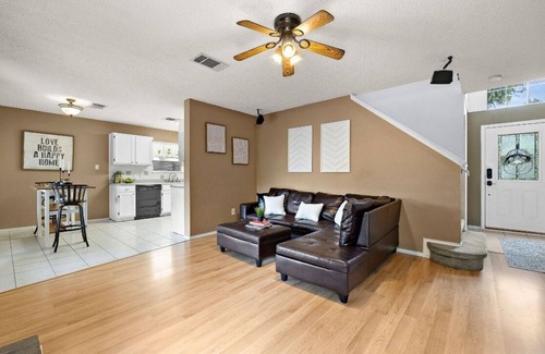 Hunter's Chase House | Inviting Home with Breakfast and Pet-Friendly Amenities