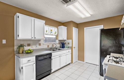 Hunter's Chase House | Inviting Home with Breakfast and Pet-Friendly Amenities