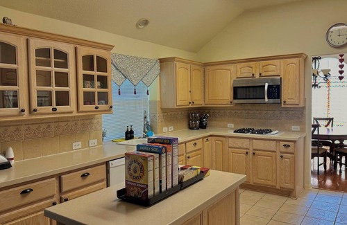 Tomball House | Relaxing home with Smart TVs in all Bedroom, Breakfast & Fast Tesla Charger