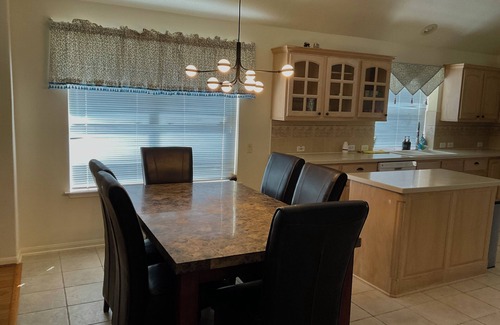 Tomball House | Relaxing home with Smart TVs in all Bedroom, Breakfast & Fast Tesla Charger