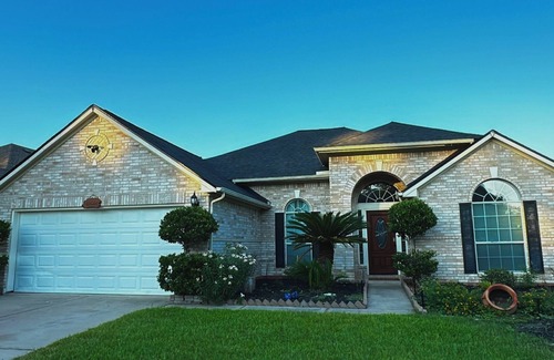 Tomball House | Relaxing home with Smart TVs in all Bedroom, Breakfast & Fast Tesla Charger