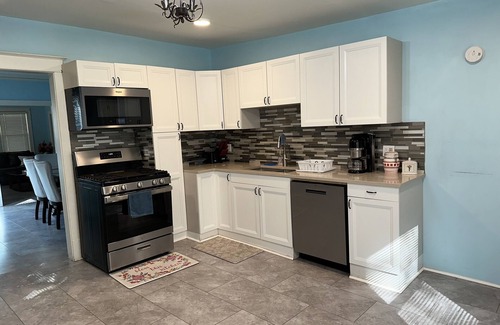 Morgan Park House | Relaxing hot and beautiful 4 bed, 2 baths in peaceful area