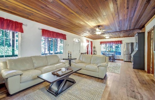 Camp Meeker Cabin | Relaxing Hot Tub & Backyard for Lazy Days
