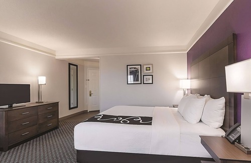 Grand Junction Hotel | Relaxing Hotel Room Near Adobe Creek National Golf Course – 20 Mins