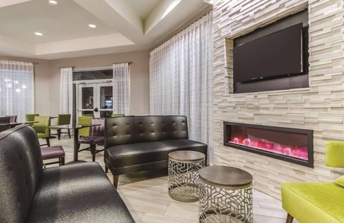 Grand Junction Hotel | Relaxing Hotel Room Near Adobe Creek National Golf Course – 20 Mins