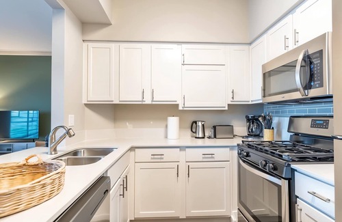 Willow Run Apartment | Relaxing King Suite | 1BR with Pool, Gym & Parking
