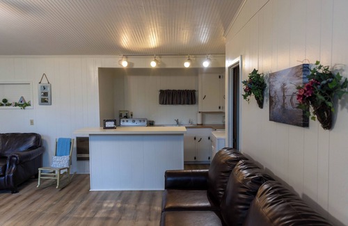 Jefferson House | Scenic Lake Front Retreat Near Jefferson, Texas - Rated 9.8