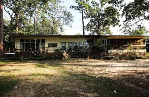 Jefferson House | Scenic Lake Front Retreat Near Jefferson, Texas - Rated 9.8