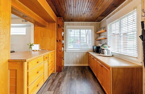 Kingsville Cottage | Serene Lakefront Cottage with Pool Near Wineries & Beach