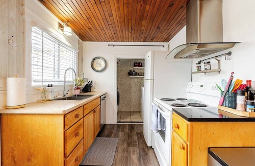 Kingsville Cottage | Serene Lakefront Cottage with Pool Near Wineries & Beach