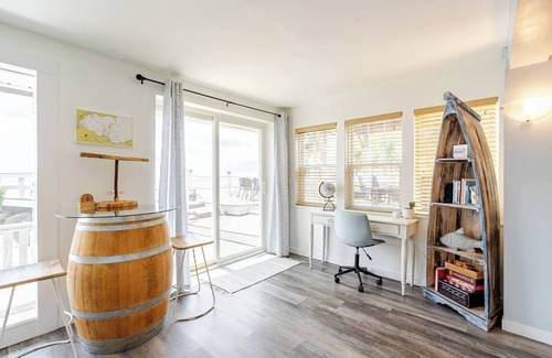 Kingsville Cottage | Serene Lakefront Cottage with Pool Near Wineries & Beach
