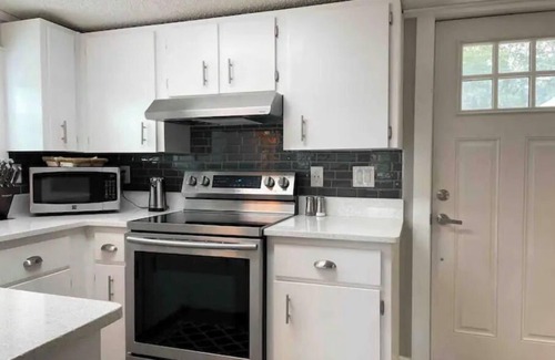 Edgar House | Peaceful Lakefront Cottage with Family-Friendly Amenities