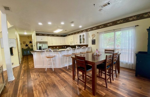 Hillister House | Scenic Lake Retreat Near Houston – Guest Rated 10/10!