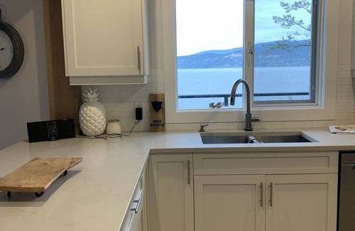 Central Okanagan House | Tranquil Lakefront Getaway for the Whole Family