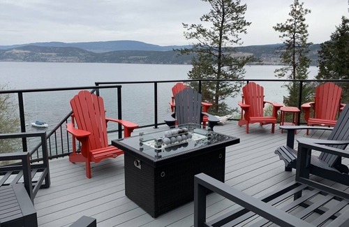 Central Okanagan House | Tranquil Lakefront Getaway for the Whole Family