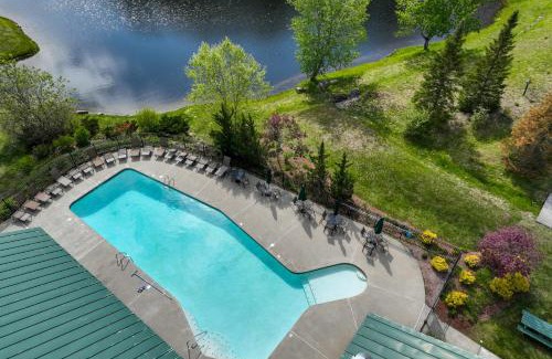 Lincoln Apartment | Cozy Lincoln Condo with Pool, Hot Tub & Fireplace