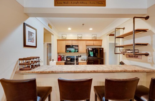 Lincoln Apartment | Cozy Lincoln Condo with Pool, Hot Tub & Fireplace