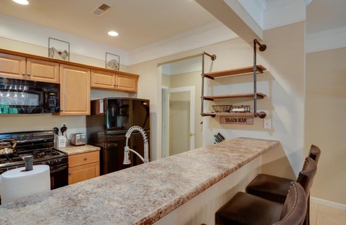 Lincoln Apartment | Cozy Lincoln Condo with Pool, Hot Tub & Fireplace