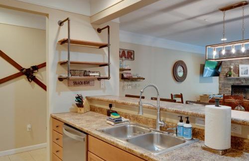 Lincoln Apartment | Cozy Lincoln Condo with Pool, Hot Tub & Fireplace