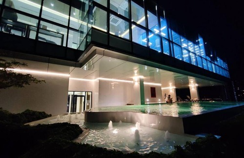 Bang Na Apartment | Tranquil Bangkok Studio Room with Pool & BTS Access