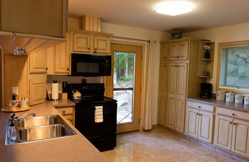Old Forge House | Waterfront Villa with Spa & Ocean View Near Vibrant Town