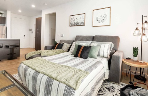 Draper Apartment | Relaxing Stay with King Beds, Pool & Fitness Center