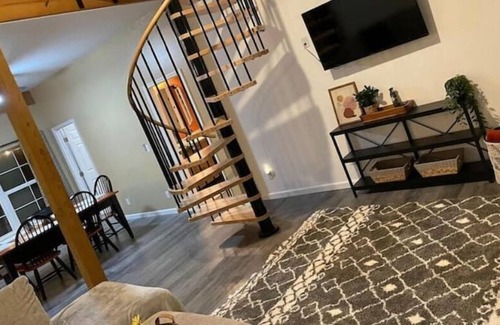 Hinton Cabin | Tranquil Mountain Escape with River Views and Spa Services