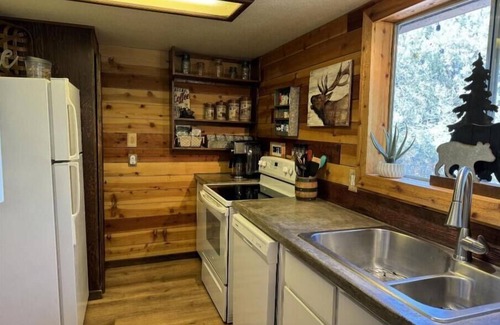 Payson Cabin | Inviting Mountain Retreat with Trails, Fishing & Waterfalls