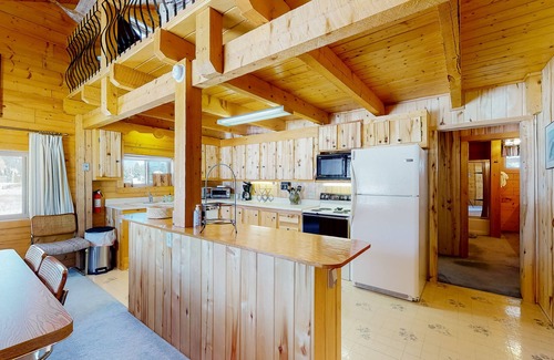 South Fork House | Inviting Mountain Retreat with Deck, Spa & Great Views