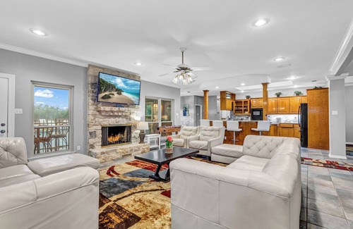 Austin House | ♥Relaxing Oasis♥Pool♥ Spa♥Steam shower☀ 3-Acre Backyard, Games/Activities!