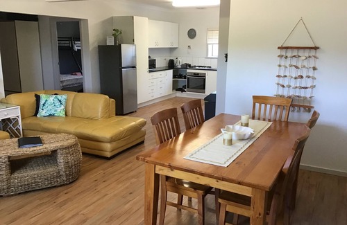 White Peak House | Tranquil Semi-Rural Retreat with Oceanfront Amenities