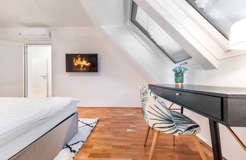 Oberdobling Apartment | Inviting Penthouse with Panoramic Views and Cozy Terrace