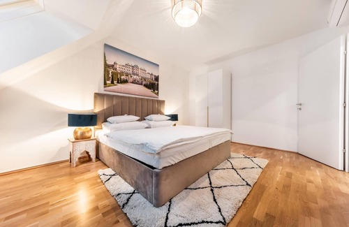 Oberdobling Apartment | Inviting Penthouse with Panoramic Views and Cozy Terrace