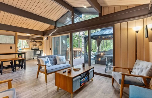 Ashford Cabin | Relaxing, Private Cabin w/Hot Tub & Generator near Mt Rainier!