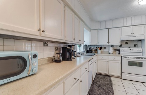 Long Beach House | Idyllic Beachside Retreat with Pet-Friendly Amenities