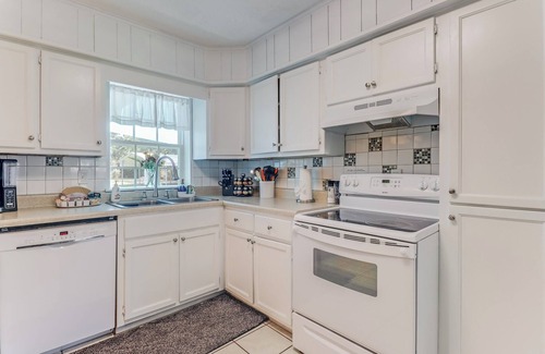 Long Beach House | Idyllic Beachside Retreat with Pet-Friendly Amenities