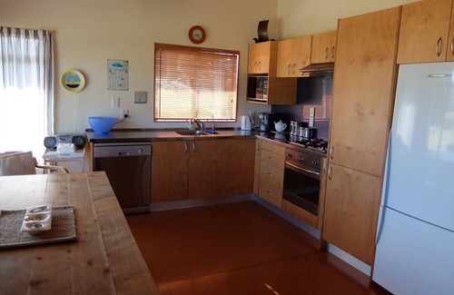Matarangi House | Top-Rated Relaxing Reserve Retreat with Oceanfront Pool