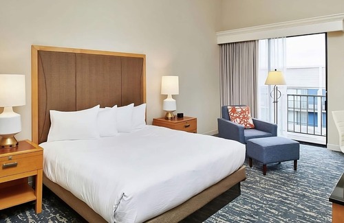 Berkeley Hotel | Relaxing Retreat in Berkeley with Pool & Pet-Friendly Perks