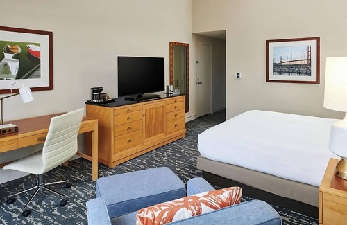 Berkeley Hotel | Relaxing Retreat in Berkeley with Pool & Pet-Friendly Perks