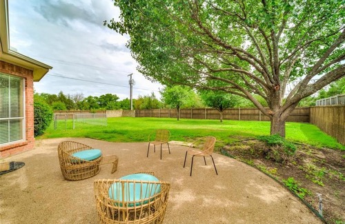 Prosper House | Tranquil Retreat with Family and Pet-Friendly Amenities