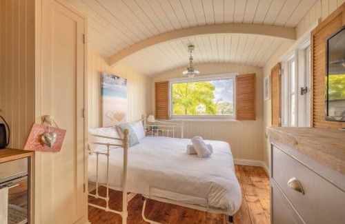 Maidenhead Apartment | Serene Getaway - The Shepherds Hut with Hot Tub