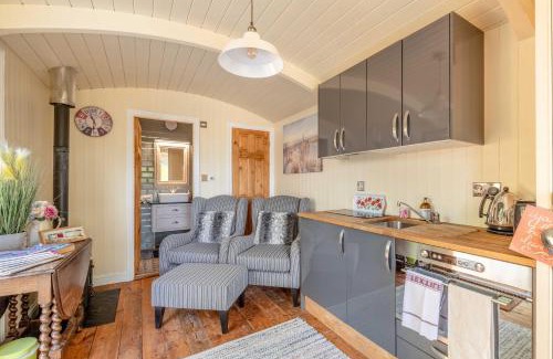 Maidenhead Apartment | Serene Getaway - The Shepherds Hut with Hot Tub